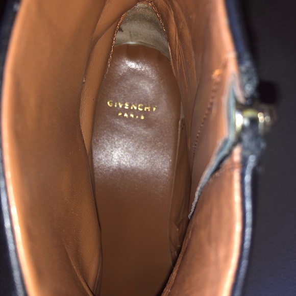 Givenchy low ankle bootie with gold chain detail. Size 37 - Picture 9 of 9